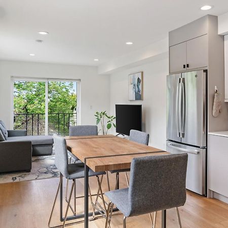 Modern Two Story Townhouse Near Light Rail Apartment Seattle Exterior photo