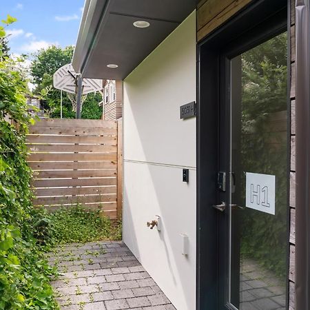 Modern Two Story Townhouse Near Light Rail Apartment Seattle Exterior photo